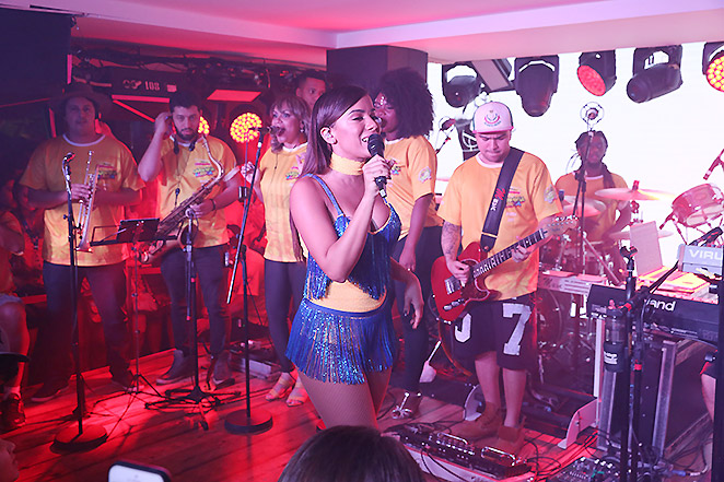 Anitta se apresenta no Camarote Guanabara
