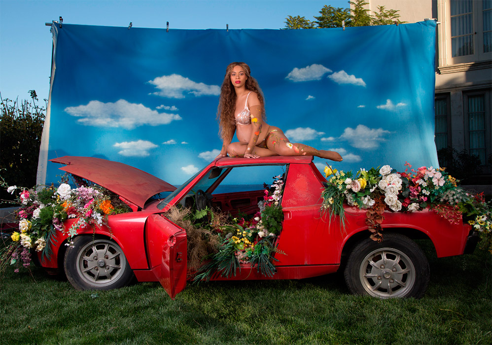 Até um carro acabou ficando cheio de flores, para que Beyoncé só arrasasse, ainda mais, na frente das câmeras. Diva!