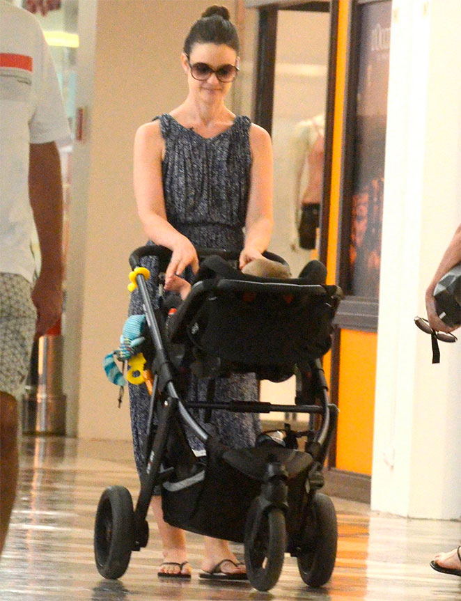 Carolina Kasting faz passeio com o filho em shopping carioca
