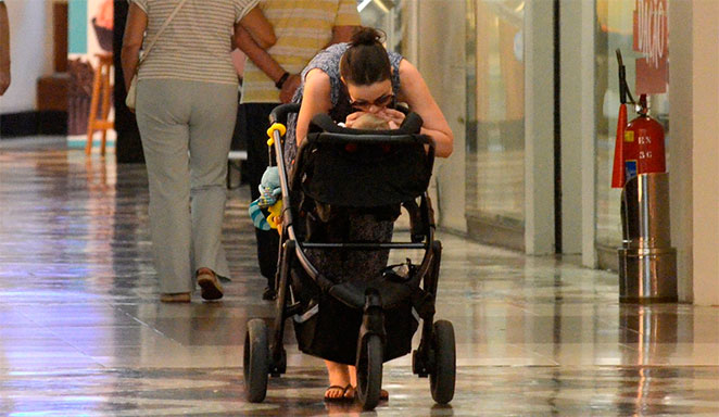 Carolina Kasting faz passeio com o filho em shopping carioca