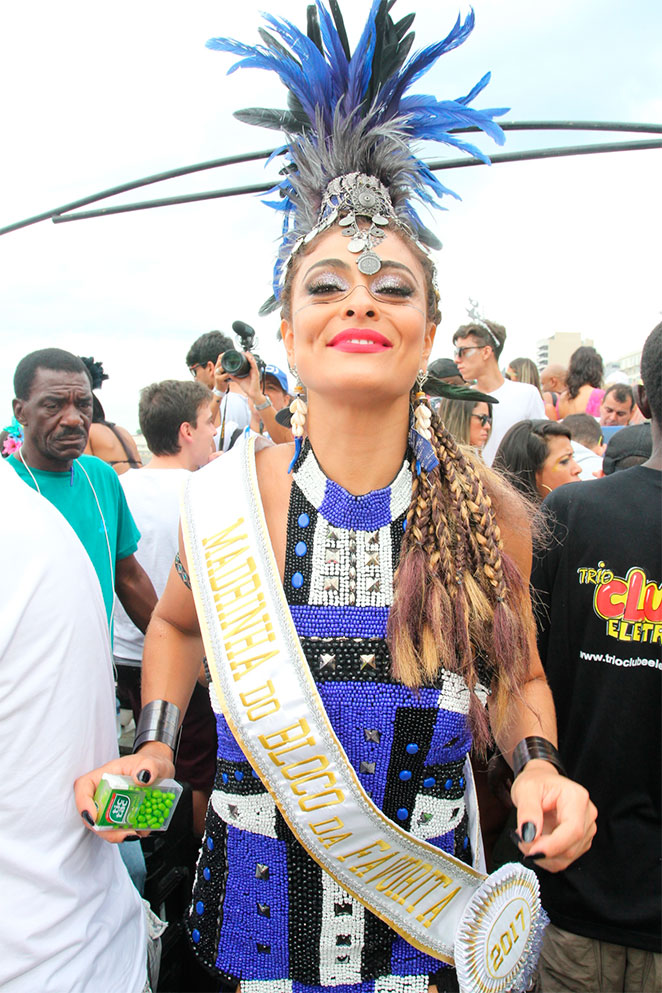  Juliana Paes e outras famosas brilham muito em Bloco de Carnaval, no Rio