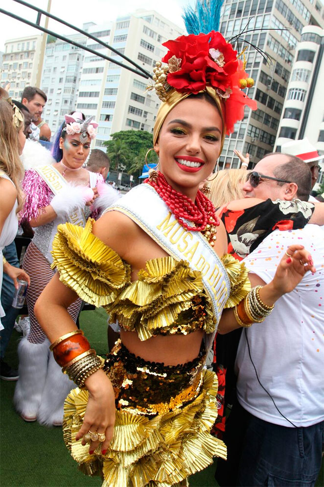  Juliana Paes e outras famosas brilham muito em Bloco de Carnaval, no Rio