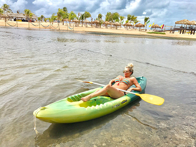 Karina Bacchi escolhe as belas praias de Maceió para exibir barriga de grávida