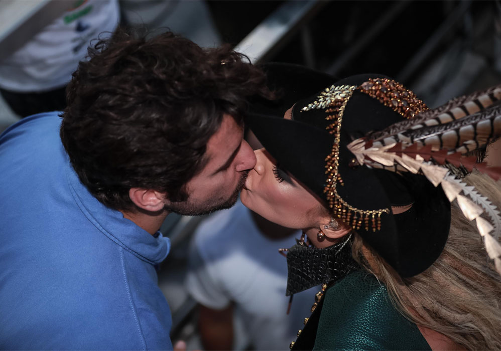 Claudia Leitte ganha um beijinho apaixonado do marido, Márcio Pedreira