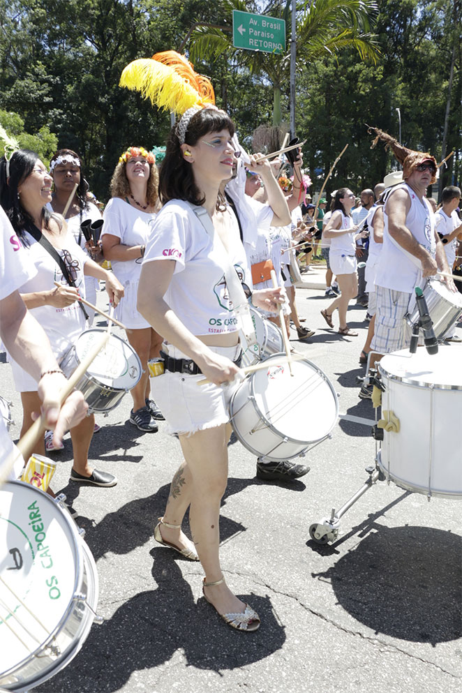 Marisa Orth e Mel Lisboa curtem bloco de Carnaval