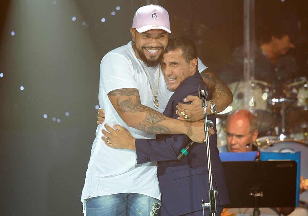 Naldo Benny abraça Eri Johson no palco do Rei Roberto Carlos