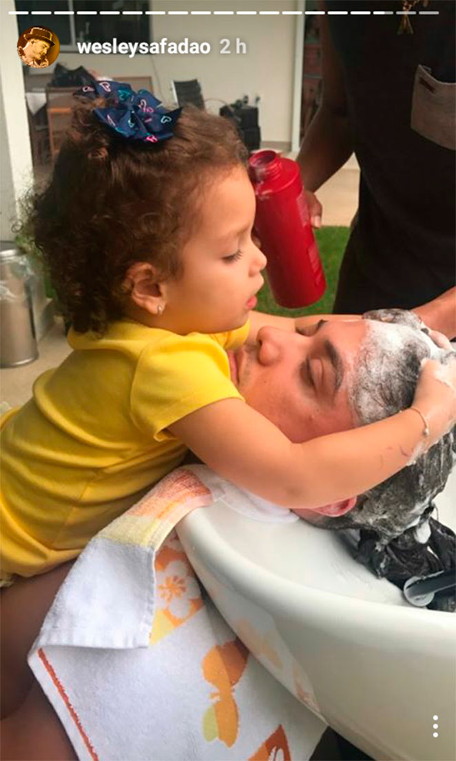 Wesley Safadão tem os cabelos 'lavados' pela própria filha