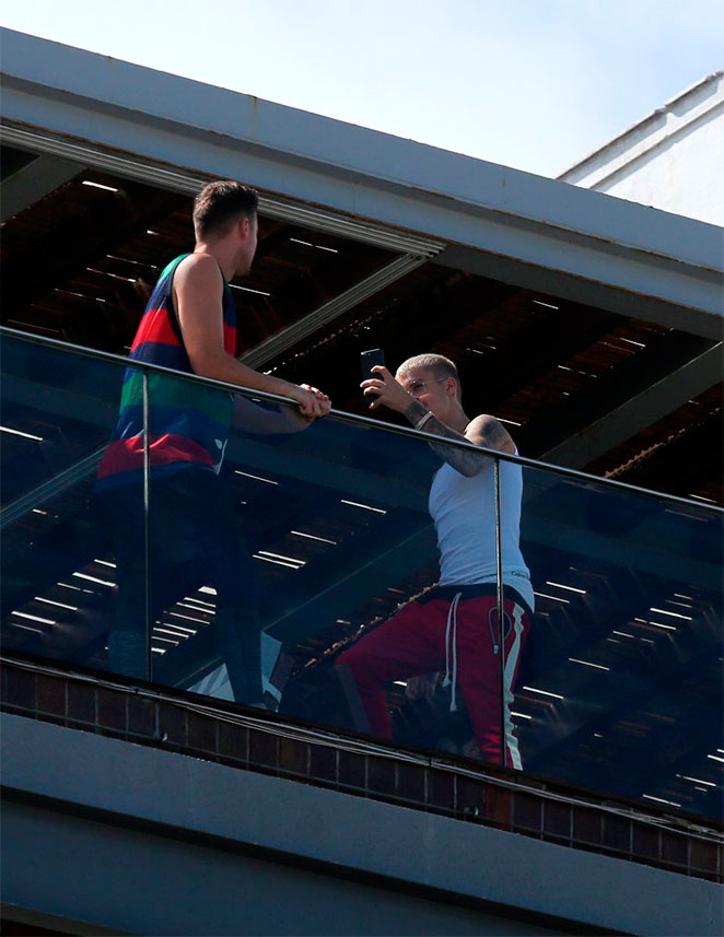 Justin Bieber faz selfie na varanda de hotel