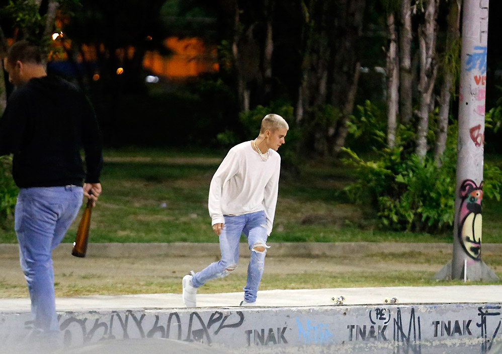 Justin Bieber troca agito pela pista de skate