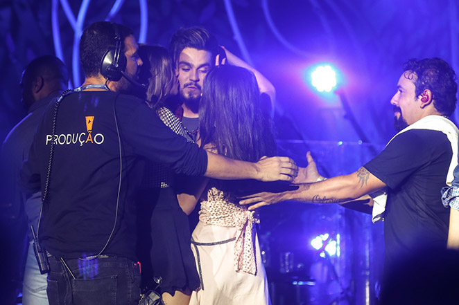 Fãs agarram Luan Santana no palco em show
