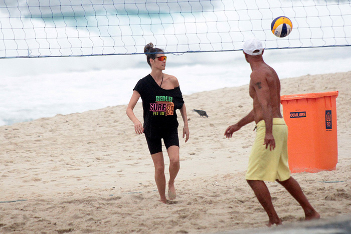Rodrigo Hilbert e Fernanda Lima jogam vôlei no Rio