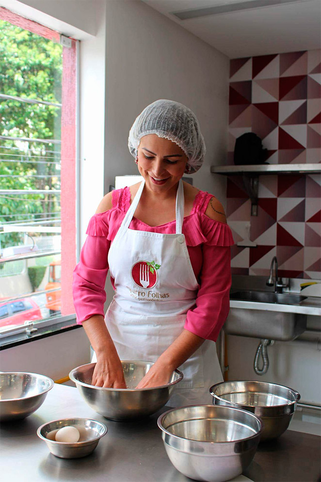 Andressa Urach faz curso para lançar canal de culinária