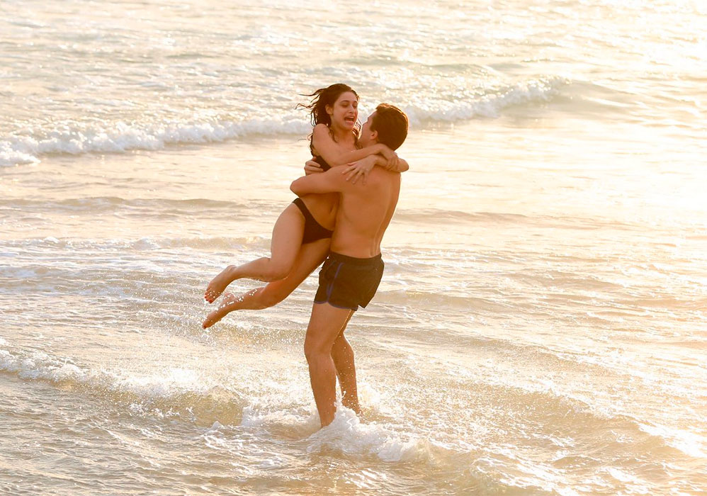 Klebber Toledo e Luisa Arraes beijam muito no mar