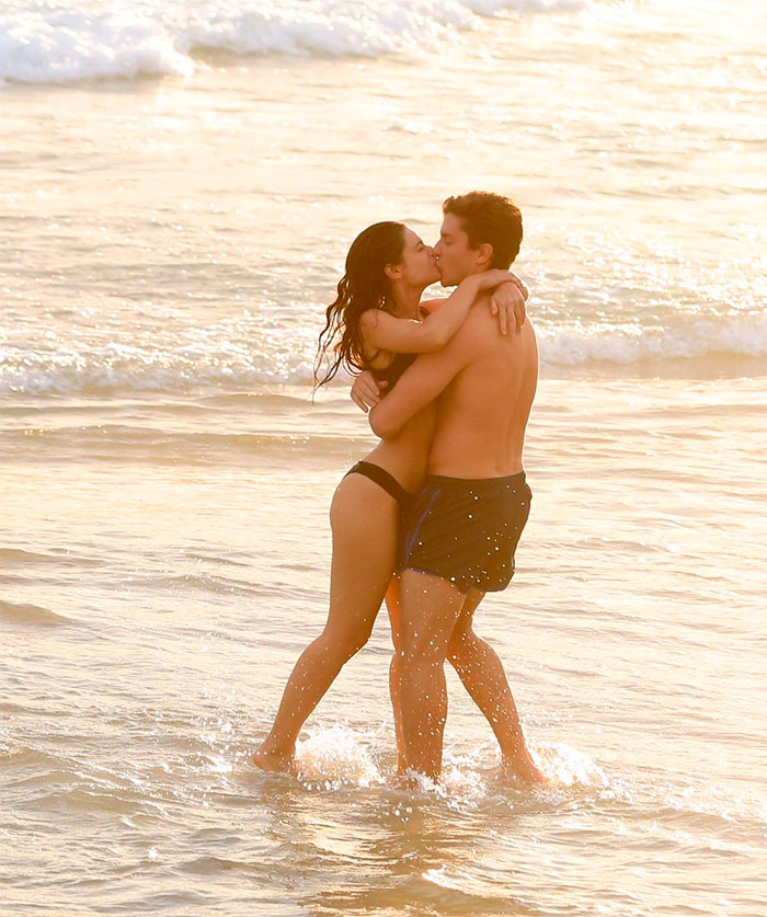 Klebber Toledo e Luisa Arraes beijam muito no mar
