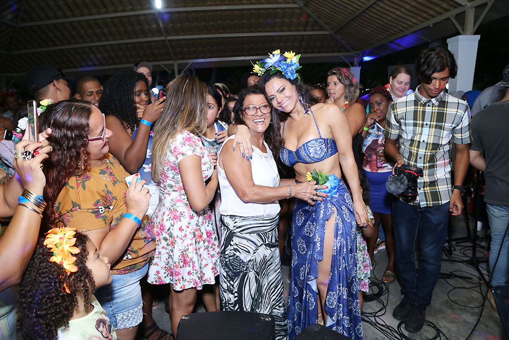 Fãs promovem aniversário surpresa para Viviane Araújo