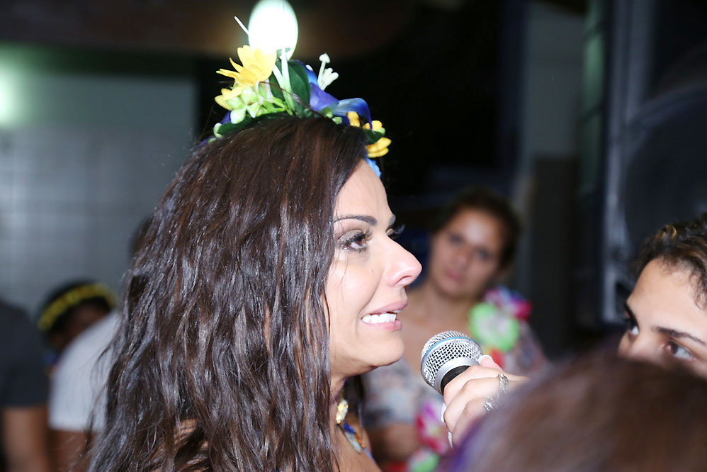 Fãs promovem aniversário surpresa para Viviane Araújo