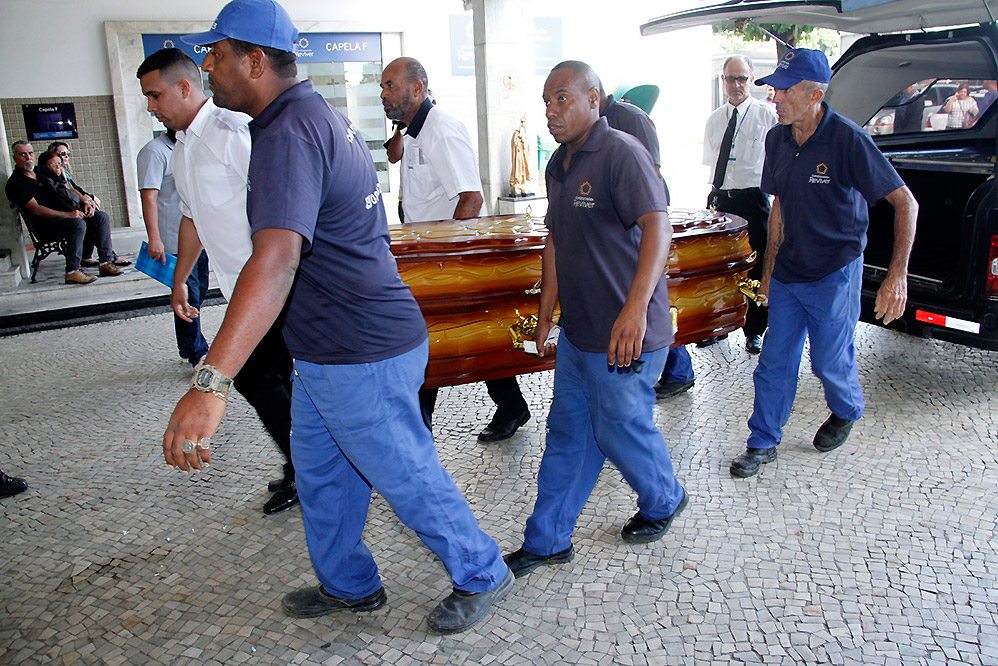 Fãs e familiares se despedem de Jerry Adriani, no Rio