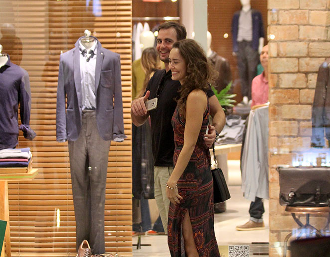 Amanda Richter e Max Fercondini curtem sábado em shopping