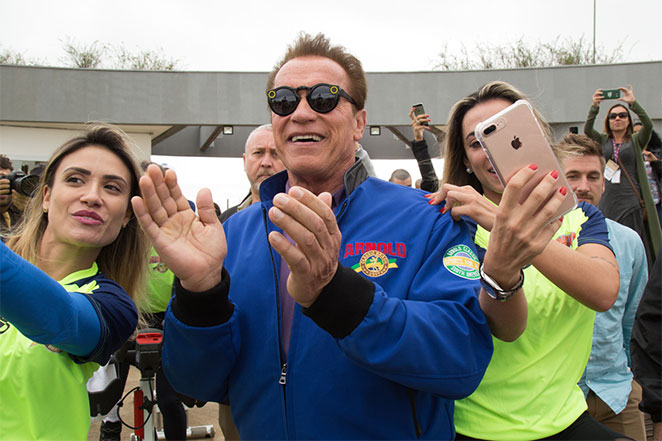 Arnold Schwarzenegger participa de evento fisiculturista