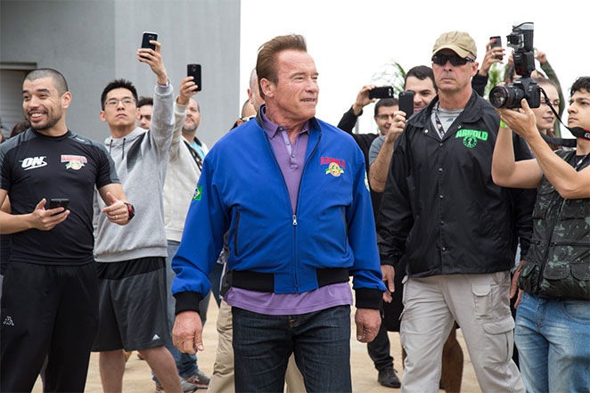 Arnold Schwarzenegger participa de evento fisiculturista