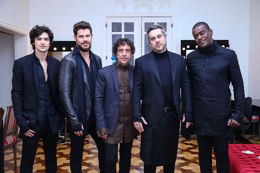 Gabriel Leone, José Loreto, Alexandre Nero e Seu Jorge prestigiaram o renomado estilista Ricardo Almeida