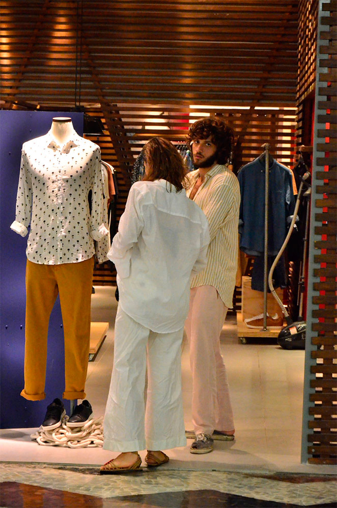 Chay Suede e Laura Neiva passeiam em shopping no Rio