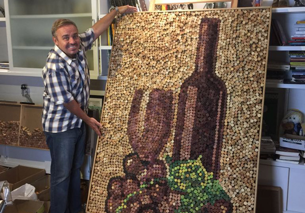 Gugu Liberato agora cria quadros com rolhas de vinho