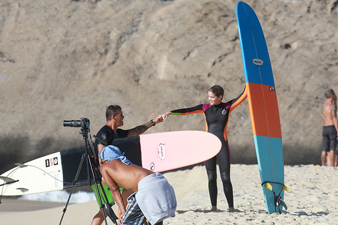 Isabella Santoni esbanja equilíbrio durante aula de surf