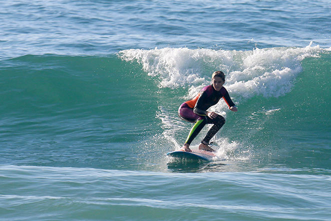 Isabella Santoni esbanja equilíbrio durante aula de surf