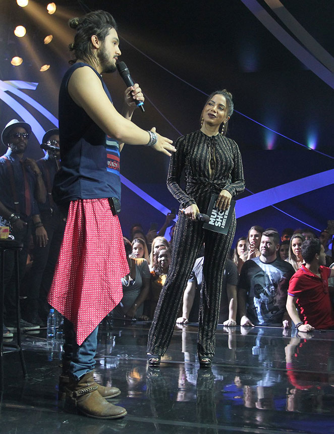 Com look estiloso, Luan Santana solta a voz ao lado de Anitta na TV