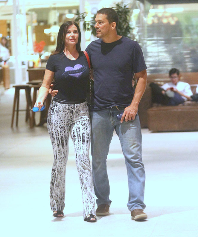 Luma de Oliveira passeia com o namorado em shopping