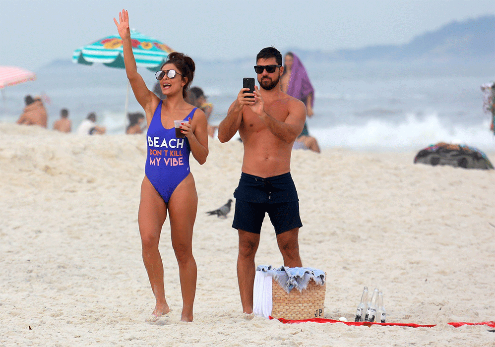 Juliana Paes aproveitou a praia na Barra da Tijuca com o marido Carlos Eduardo Baptista