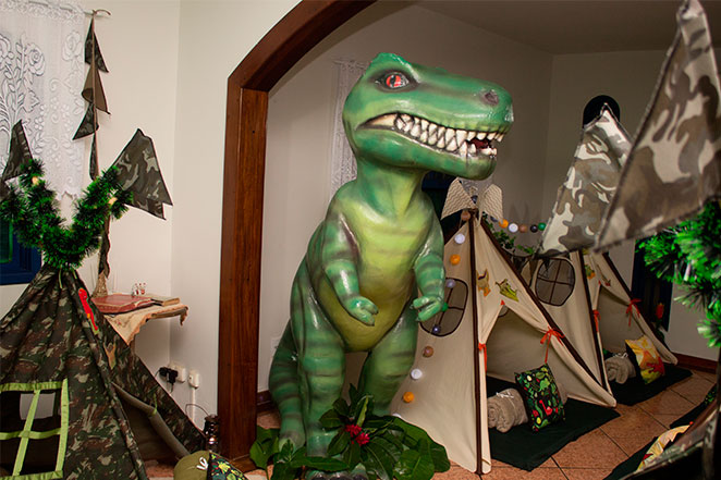 Ator mirim faz festa do pijama com tema Dinossauros