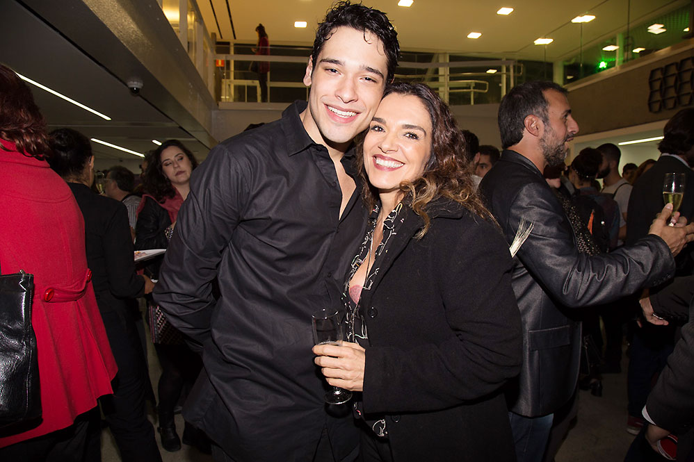 Bruno Fagundes recebeu o carinho da mãe, Mara Carvalho, em noite de estreia