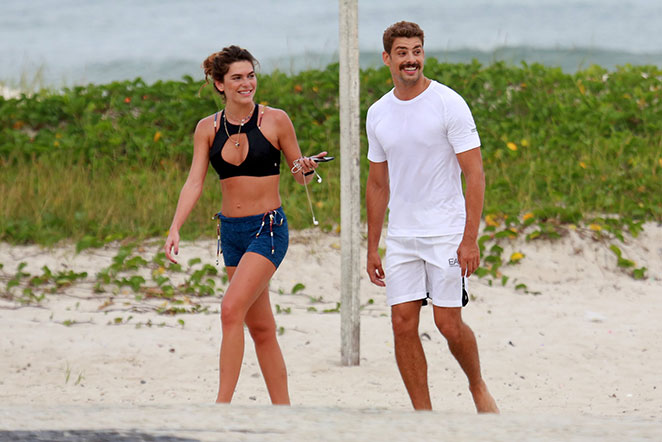 Cauã Reymond e a namorada se divertem após corrida na praia