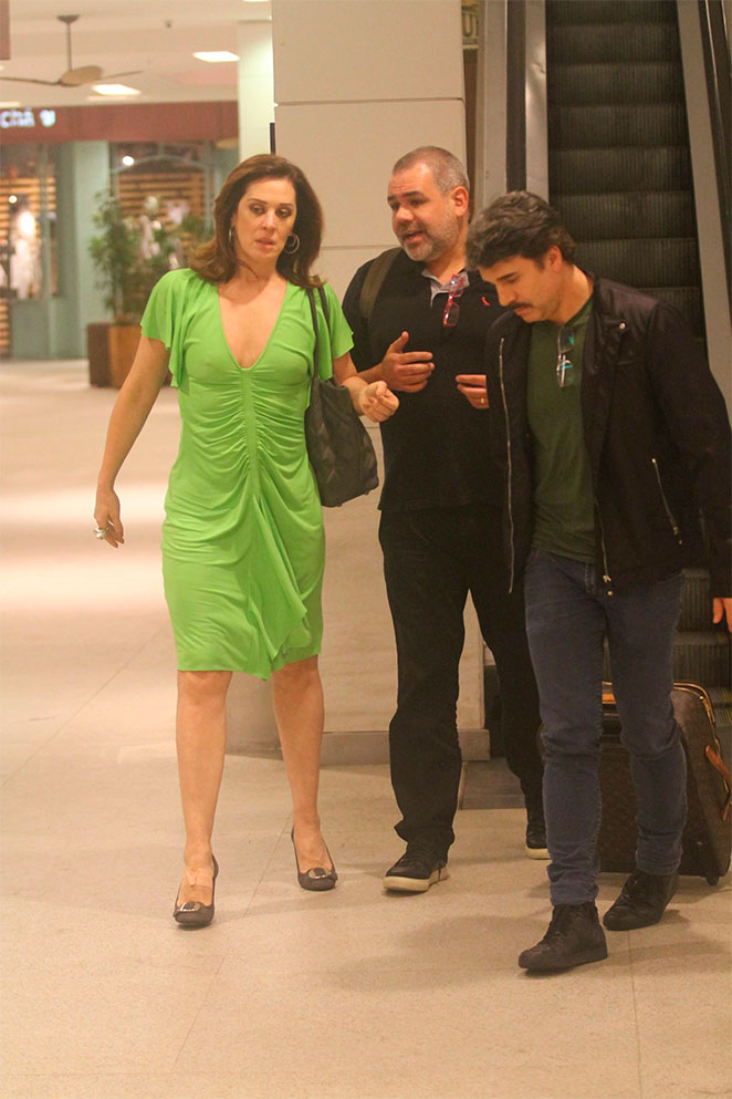 Com o marido, Claudia Raia curte passeio por shopping do Rio