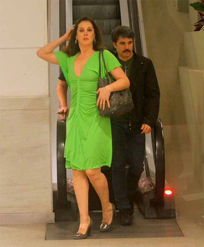 Com o marido, Claudia Raia curte passeio por shopping do Rio
