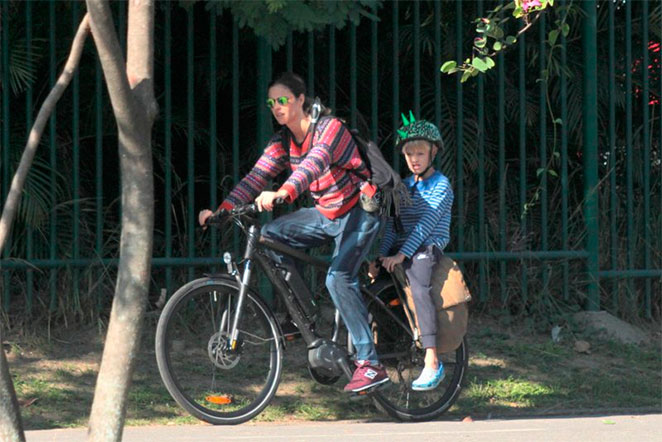 Fernanda Lima passeia de bicicleta com o filho