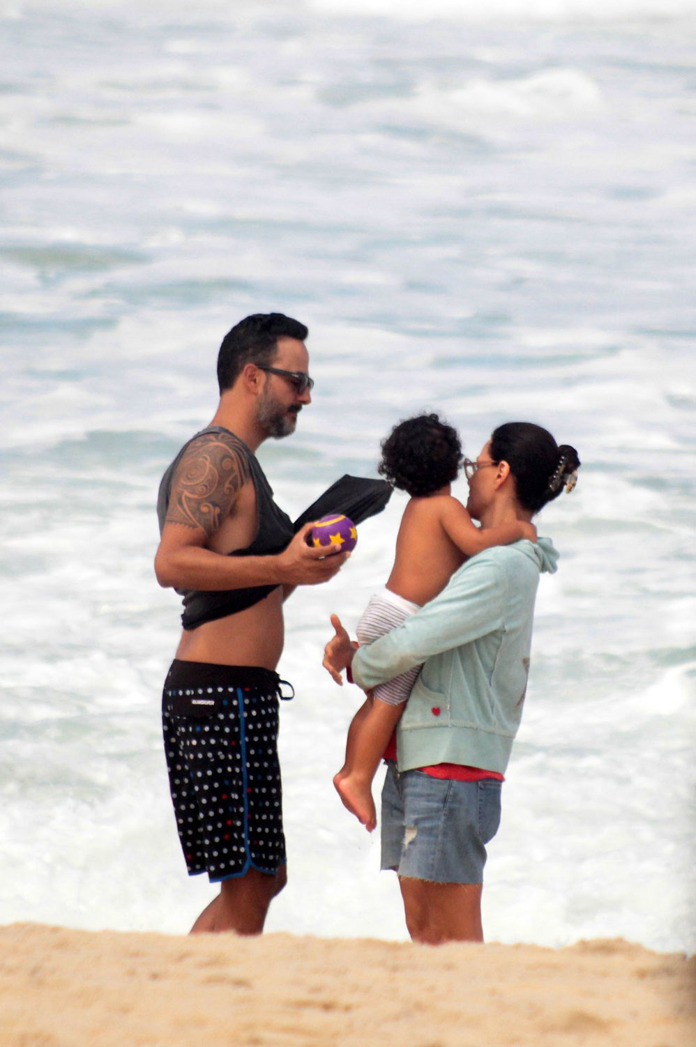 Carolina Ferraz vai à praia com a família no Rio