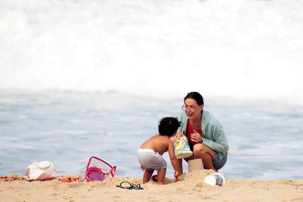 Carolina Ferraz vai à praia com a família no Rio