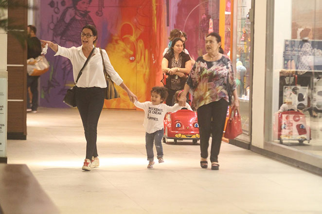 Carolina Ferraz se diverte com a filha caçula em shopping