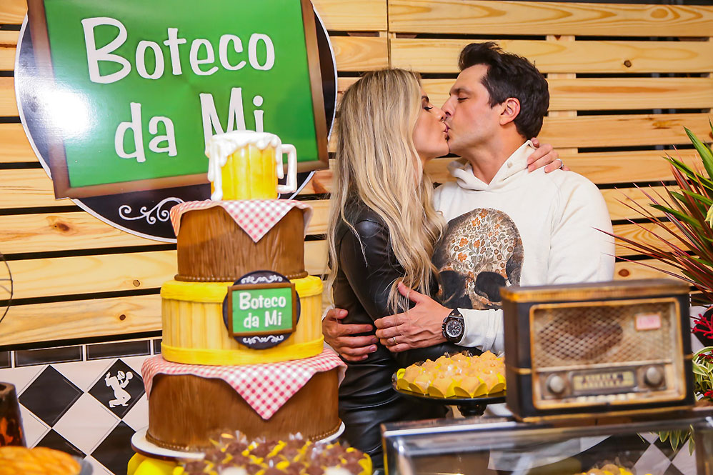 Aos beijos com Ceará, Mirella Santos comemora 34 anos