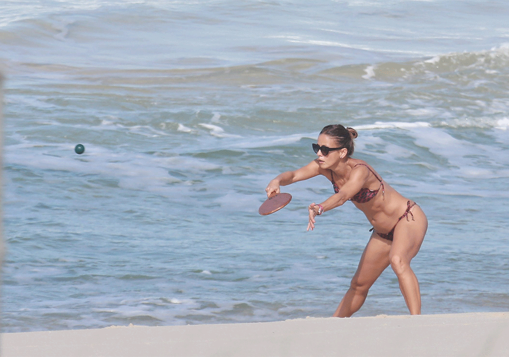 Fernanda de Freitas joga frescobol na praia da Barra da Tijuca