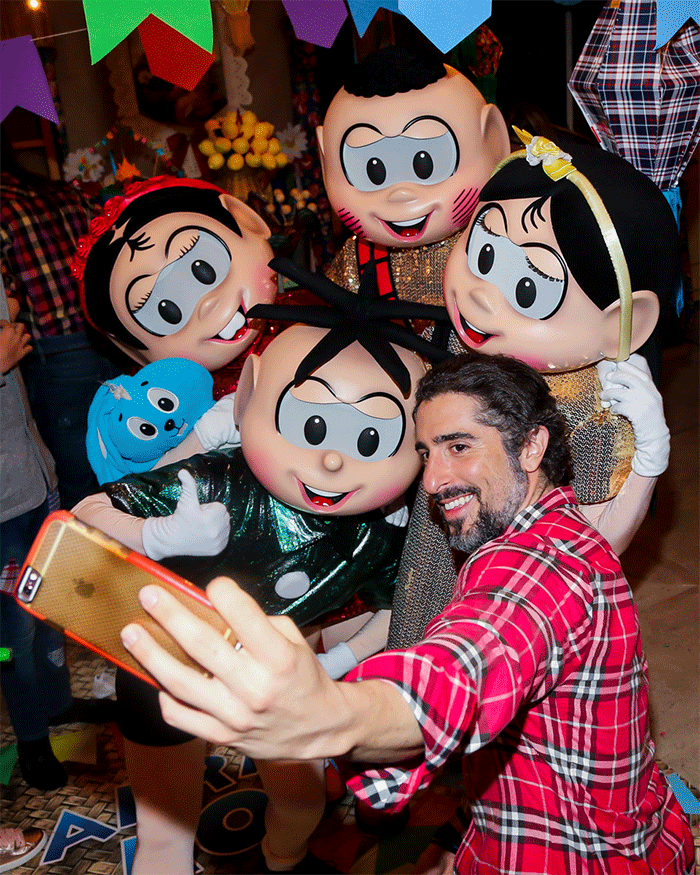 Marcos Mion faz selfie com a Turma da Mônica