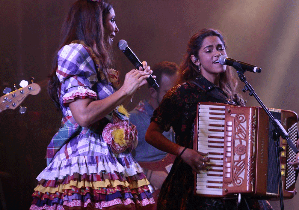 Ivete Sangalo recebe Lucy Alves durante festa junina em Cruz das Almas