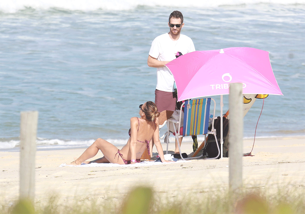 Fernanda de Freitas e marido jogam frescobol na praia 