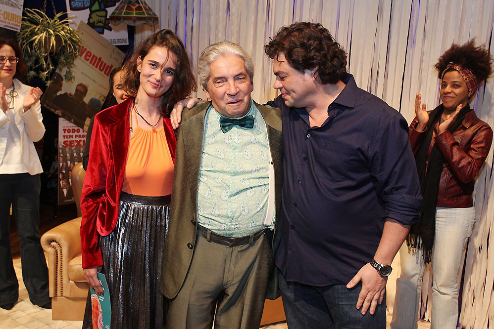 Tatá Werneck confere a estreia de Rita Formiga, espetáculo que conta com Priscila Steinman no elenco