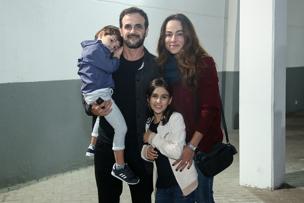 Cássia Linhares com o marido, Renato, e os filhos do casal, Eduarda e Antonio