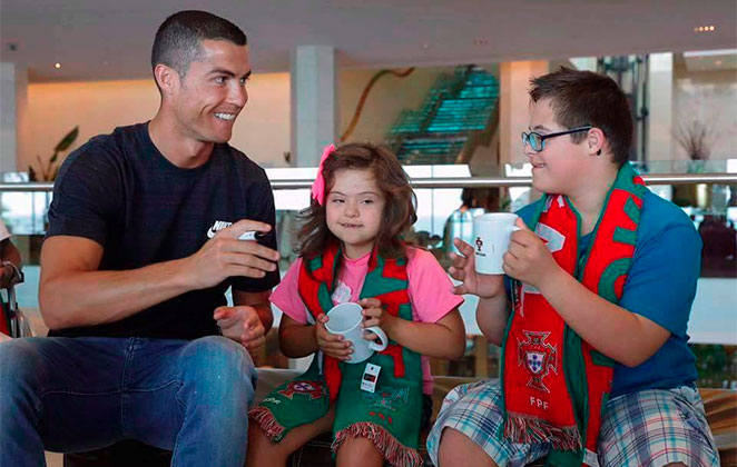 Cristiano Ronaldo visita ONG e realiza sonho de crianças