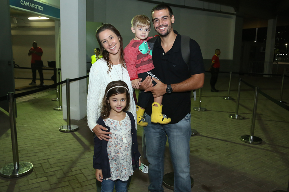 Dani Monteiro com o marido e os filhos, Maria e Bento
